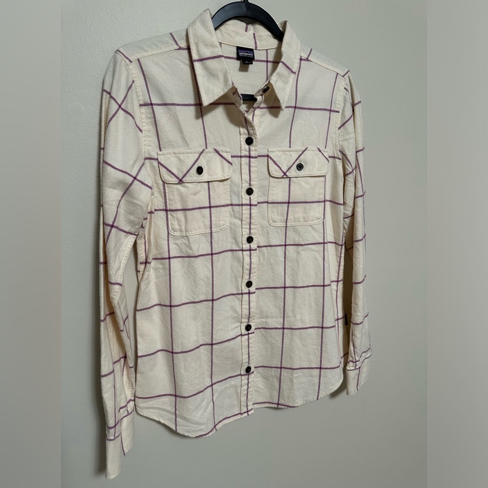 NWOT. Patagonia Women’s long-sleeve fleece shirt.
